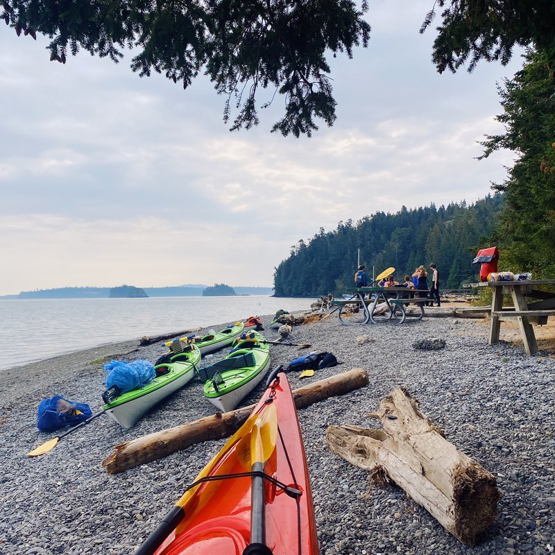 Kayaks on the beach at Viqueen Lodge